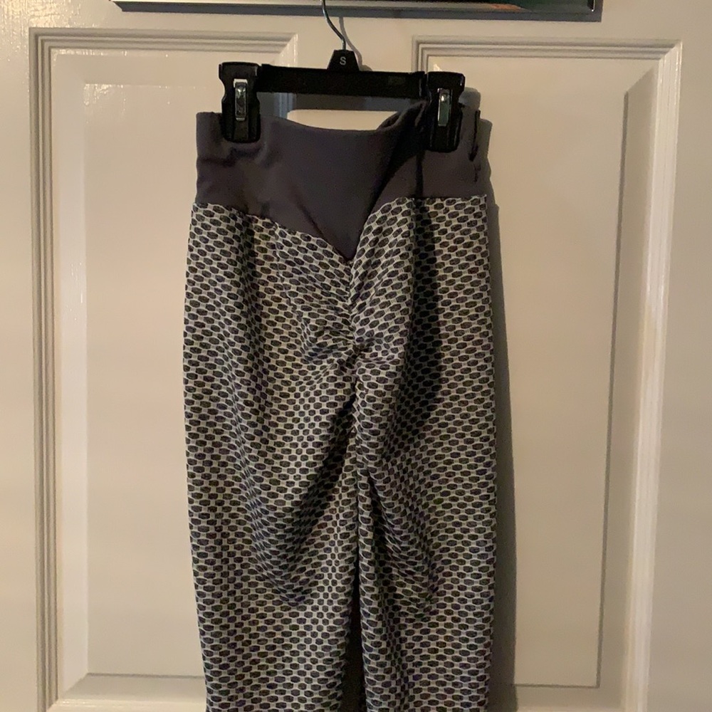 Popular stretchy booty enhancing leggings